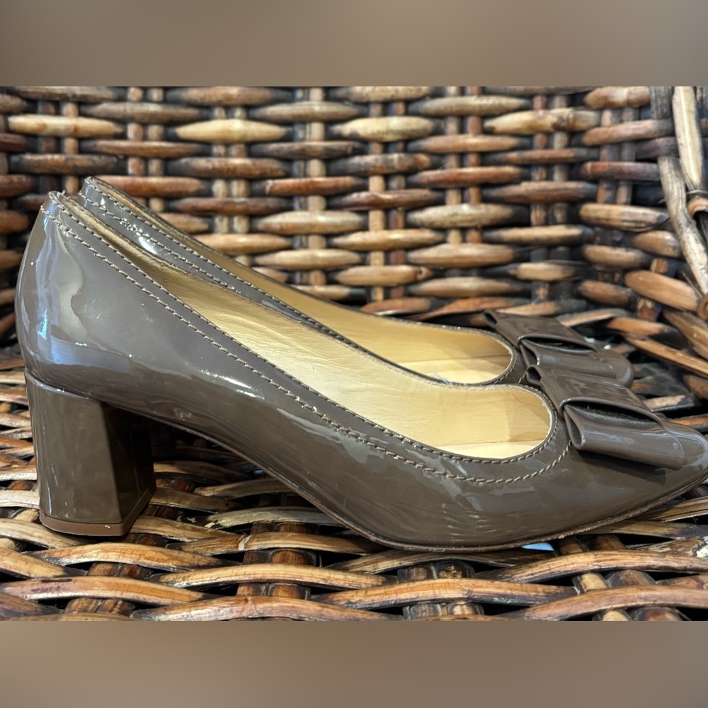 kate spade Taupe Patent Block Heel Pumps with Bow in size 8.5